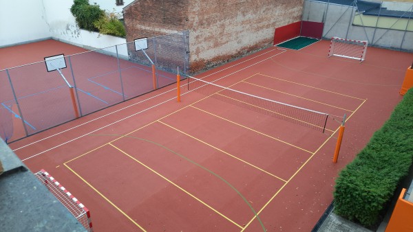 nové hřiště ve dvoře školy