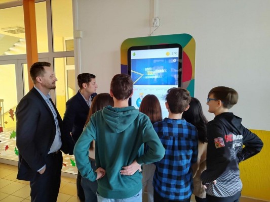 Interaktivní dotykový panel "Ámos" na ZŠ Pardubice-Dubina