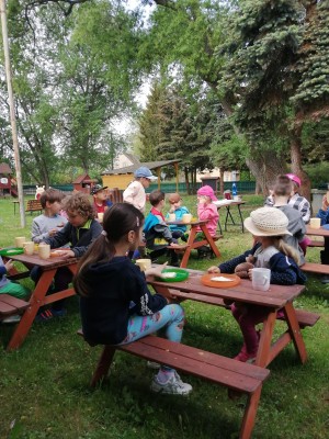 Takhle svačíme na zahradě...