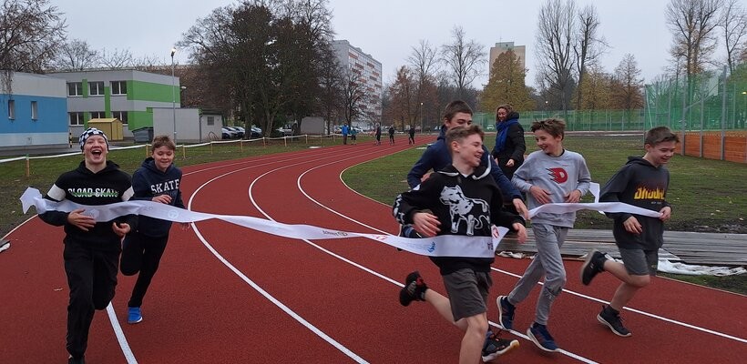 Děti ze ZŠ npor. Eliáše si mohou užívat kompletně opravené venkovní sportoviště