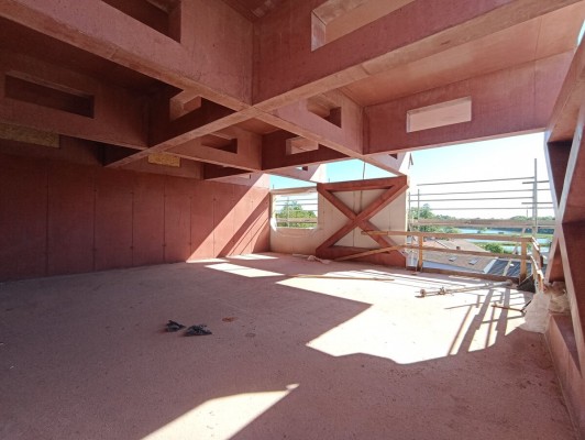 Centrální polytechnické dílny se brzy schovají pod střechu