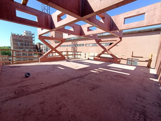 Centrální polytechnické dílny se brzy schovají pod střechu