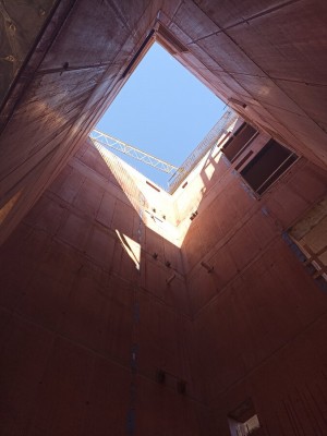 Centrální polytechnické dílny se brzy schovají pod střechu