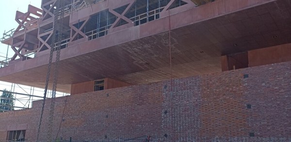 Centrální polytechnické dílny se brzy schovají pod střechu