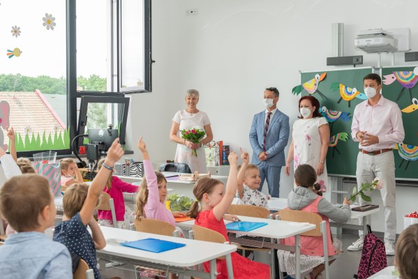 Děti se v nové přístavbě svítkovské ZŠ rozloučily se školním rokem