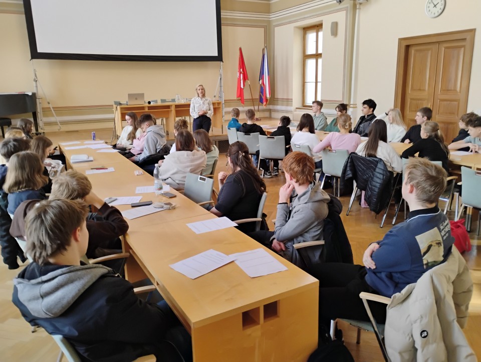 Mladí diskutovali s Jiřinou Klčovou o budoucnosti životního prostředí v Pardubicích