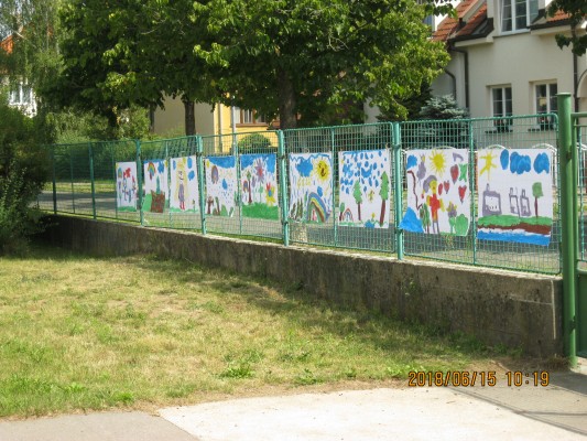 "Malování se skřítky" děti malují na zahradě _ Zrcadlo umění v MŠ