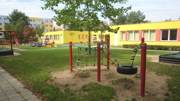 Budova a hřiště