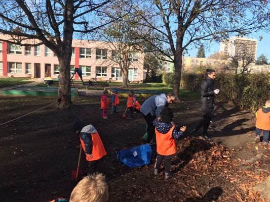 Podzimní brigáda s rodiči