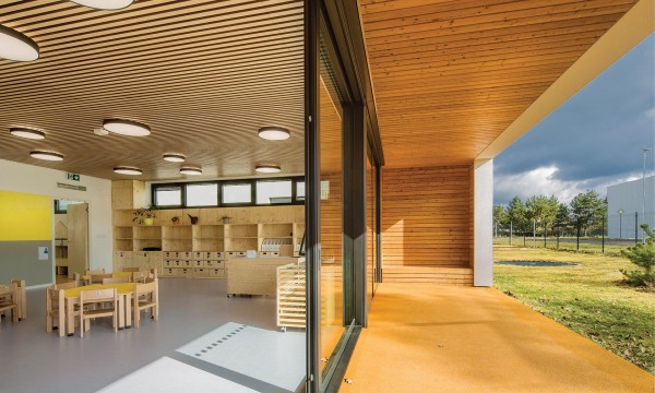 Mateřská škola Doubek v Pardubicích je poskládána z několika nízkých pavilonů