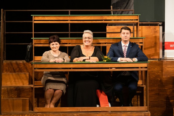 Páteční večer v divadle přinesl další oceněné pedagogy