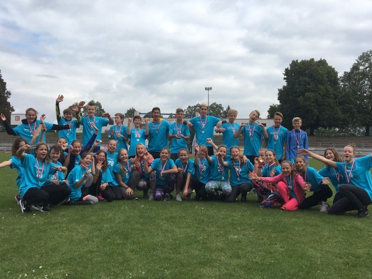 Vítězní maratonci se svým trenérem