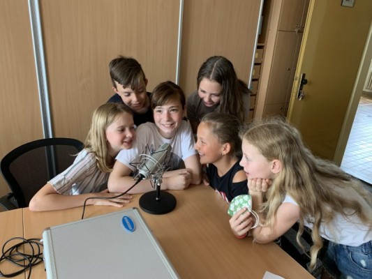 Děti ze základní školy mají vlastní podcast