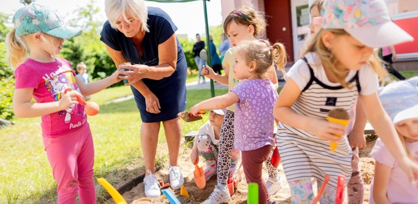 Senioři-dobrovolníci obohacují dětem dny v pardubických mateřských školách