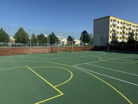 ZŠ Prodloužená v Polabinách přivítala nový školní rok otevřením moderního sportovního hřiště