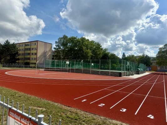 ZŠ Prodloužená v Polabinách přivítala nový školní rok otevřením moderního sportovního hřiště