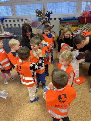 Další várka reflexních vestiček putovala do mateřských školek